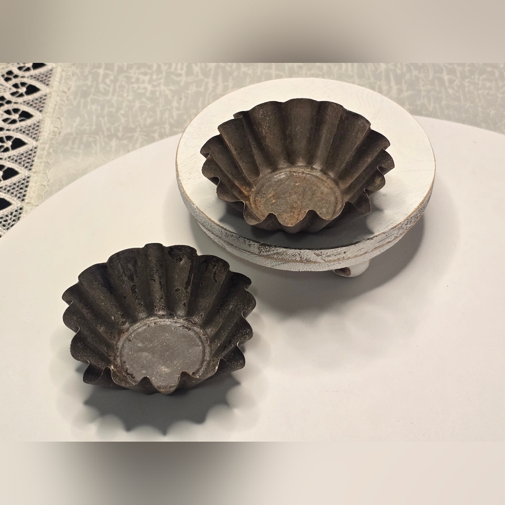 Vintage Small Rusty Tart Pan Molds [ Read Details ]